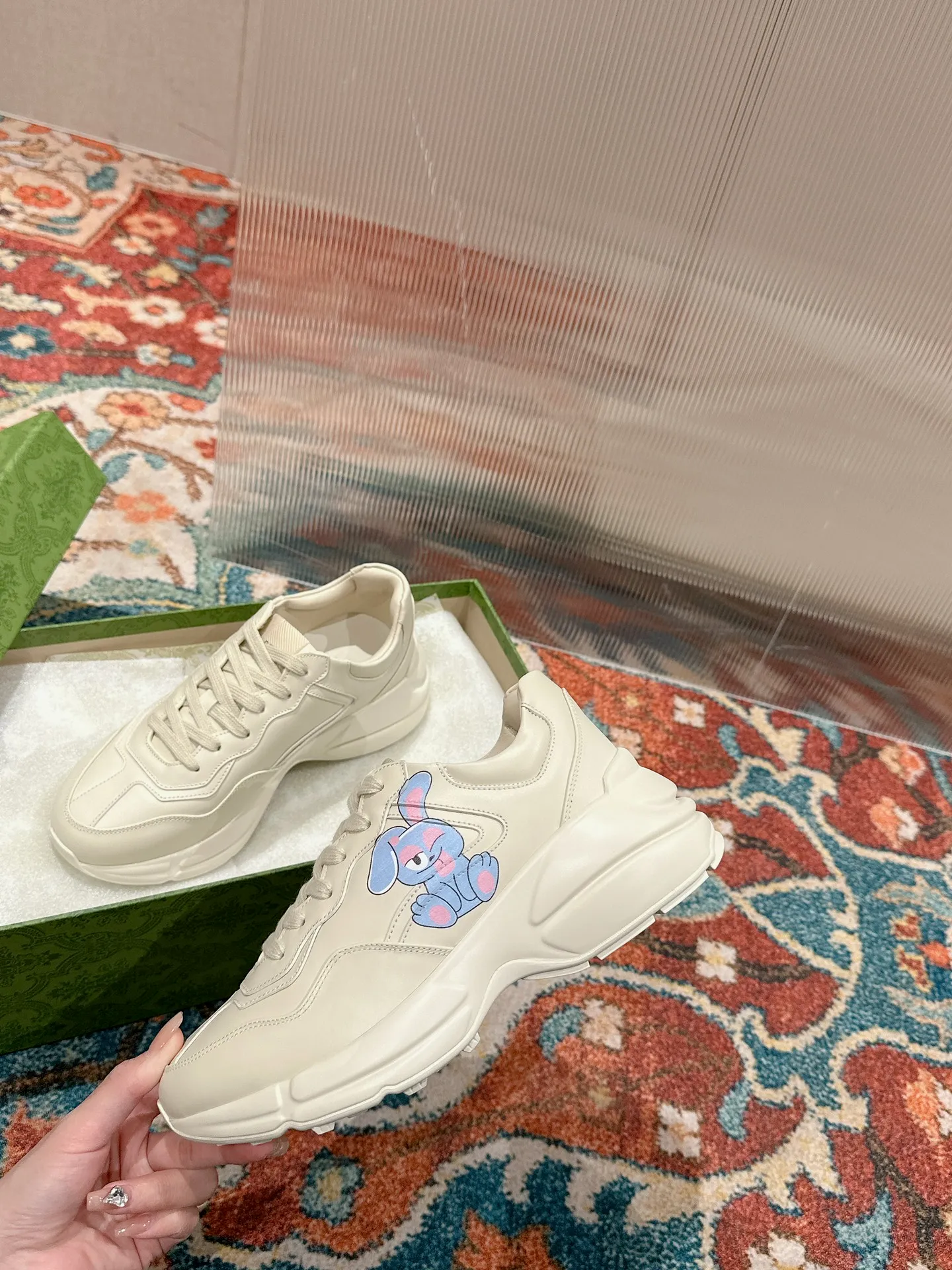 👟👟Ex-factory price 700👟👟 Men's size +10 🇮🇹Italy🇮🇹Gucci GUCCI🇮🇹Dad shoes (purchase level) (original replica) 👑 The original version purchased by Taikoo Hui has been continuously improved and upgraded in details, from the packaging of the shoes - anti-counterfeiting markings - shoe box accessories - fabric optimization - outsole technology - stitching and routing - oil edge technology. We do our best ◼️ Outsole: original plate molding ◼️ Upper: original grade A imported cowhide 🐮 ◼️ lining: original grade A mixed sheepskin 🐑 ◼️ Feet: original grade A mixed sheepskin 🐑 ◼️ Medium and low belt LOGO + original injection molding foot technology + original lasting technology ◼️ Original full set of customized packaging (anti-counterfeiting chip + a cloth bag + GUCCI card envelope + electronic invoice with credit card slip + shoelaces) ◼️ All details of the higher version are consistent with the original version (note the comparison) ◼️ Code number: 35-40 for women and 39-44 for men